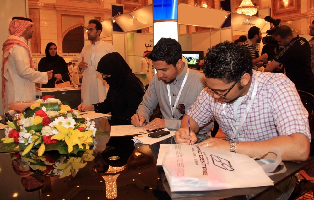 متقدمون إلى وظائف شاغرة يسجلون رغباتهم (مكة)