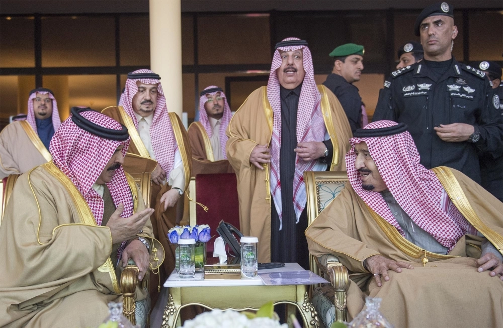 الملك سلمان بن عبدالعزيز خلال رعايته انطلاقة المهرجان الوطني للتراث والثقافة أمس (بندر الجلعود،محمد مشهور)