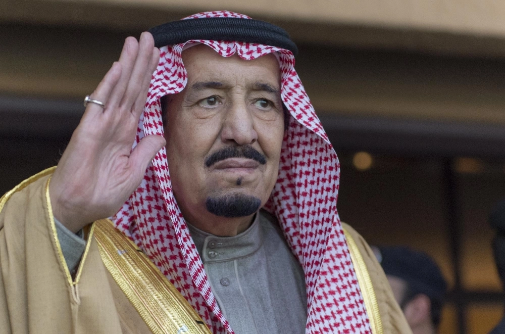 الملك سلمان بن عبدالعزيز خلال رعايته انطلاقة المهرجان الوطني للتراث والثقافة أمس (بندر الجلعود،محمد مشهور)