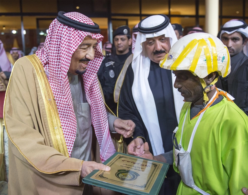الملك سلمان يكرم أحد الفائزين بسباق الهجن
