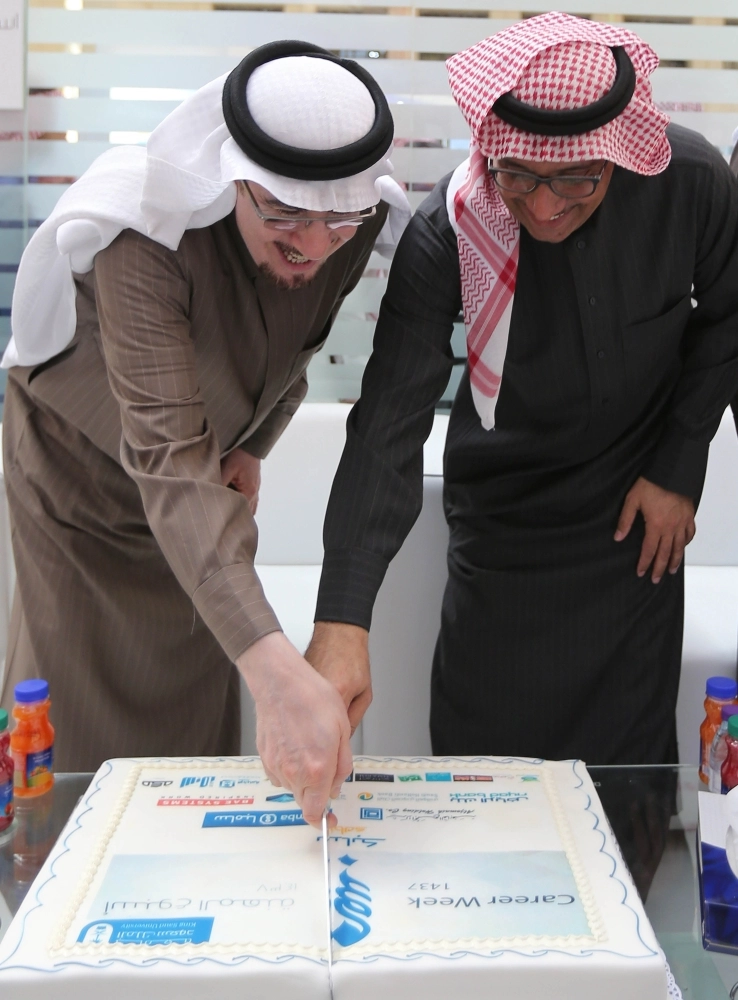 مفرج الحقباني وبدران العمر يقطعان التورتة (محمد مشهور)