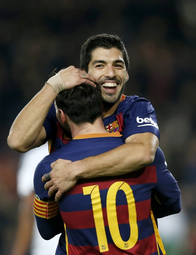 سواريس يحتفل مع ميسي بعد الفوز على فالنسيا (ا ب ا)