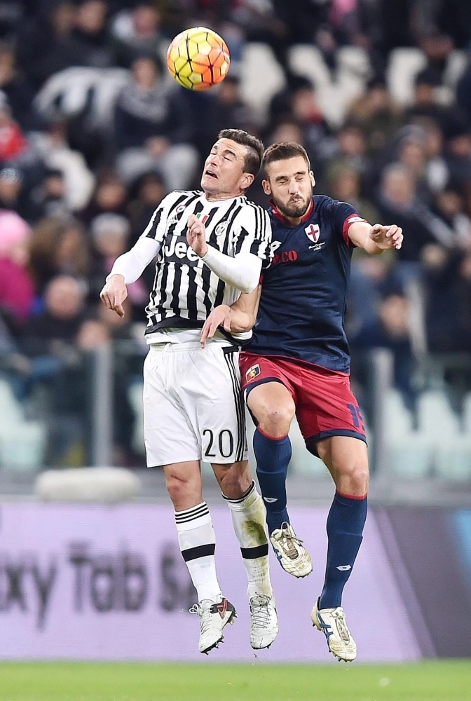 صراع جوي على الكرة خلال مباراة اليوفي وجنوى (ا ب ا)