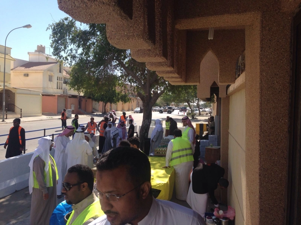 
    مجموعة تنظيمية خلال تعاونهم مع رجال الأمن خارج المسجد (مكة)