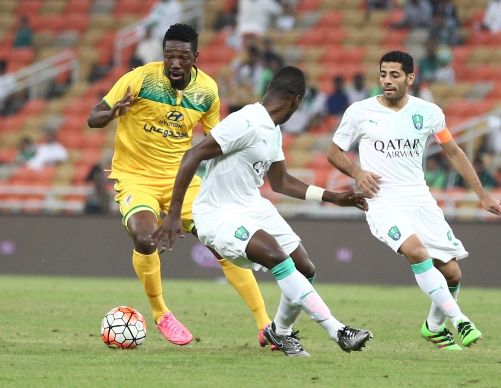 بداية هجمة خلجاوية وسط مضايقة أهلاوية أمس (علي القرني)