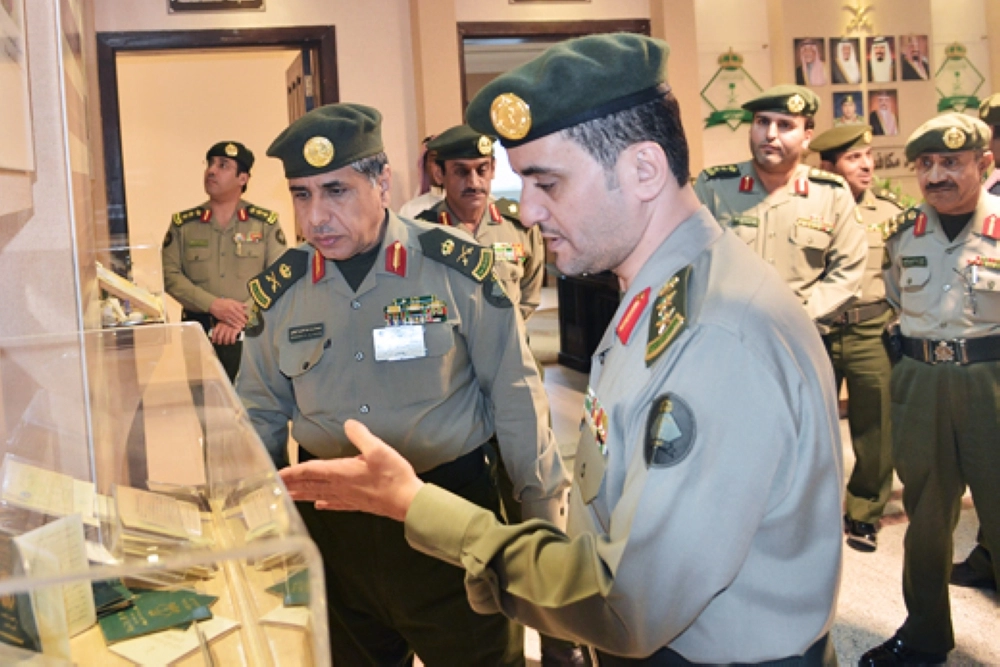 سليمان اليحيى يتفقد أحد مكاتب الجوازات (مكة) 