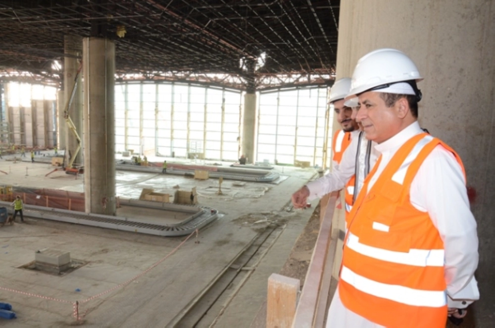 سليمان الحمدان في جولة تفقدية سابقة بمطار الرياض  (مكة)

