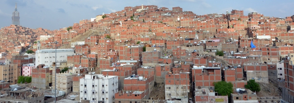 منازل عشوائية على سفوح أحد جبال العاصمة المقدسة (مكة)