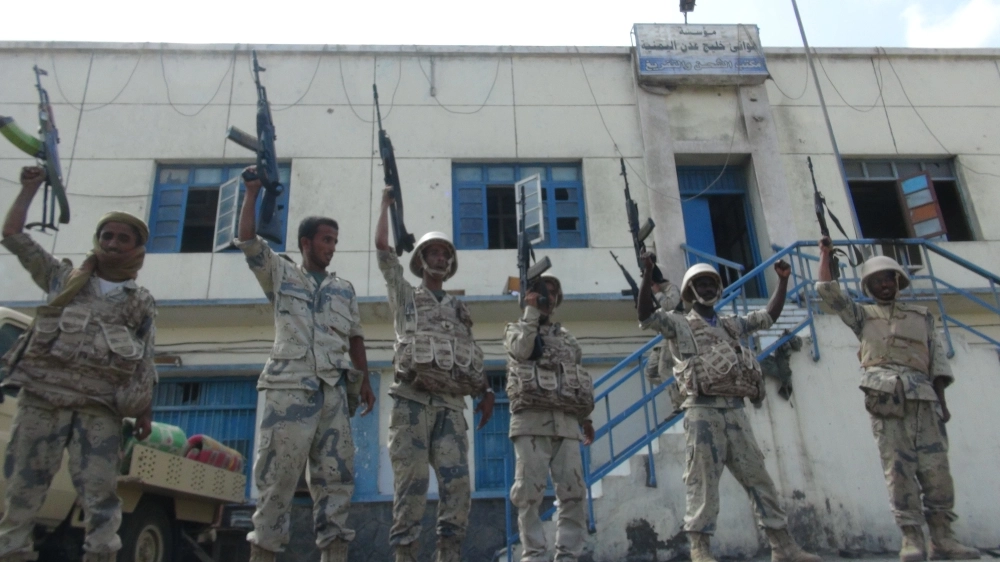 صورة لانتشار قوات الامن امام مؤسسة موانئ عدن (أديب محمد)