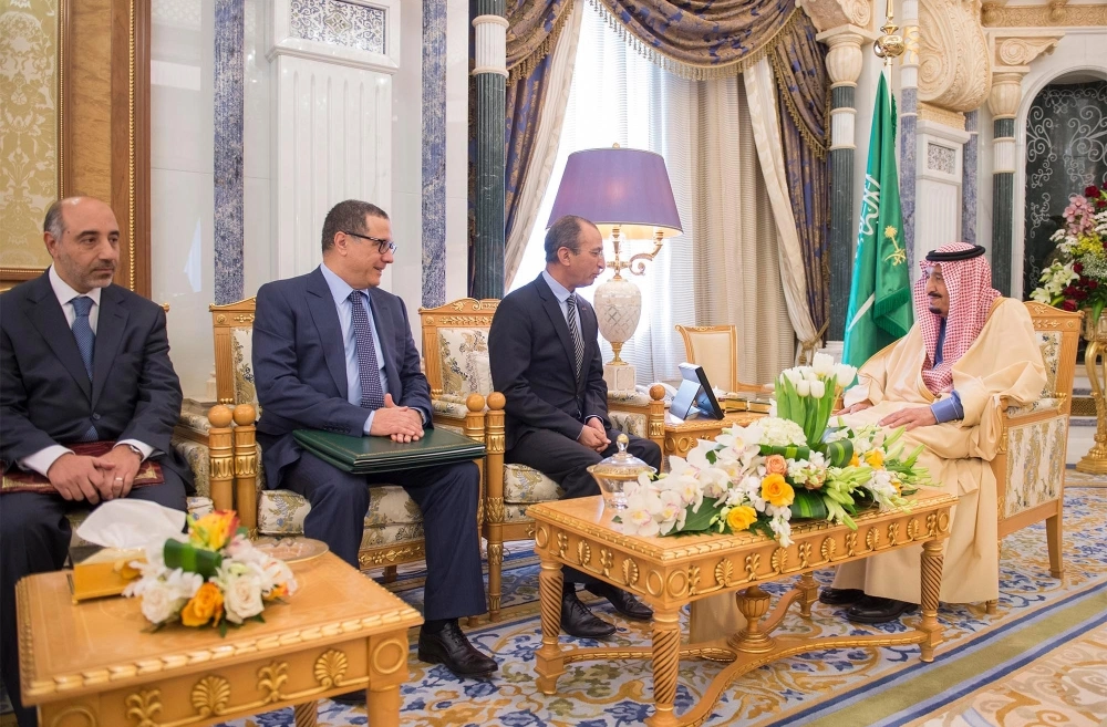 الملك سلمان بن عبدالعزيز خلال استقباله محمد حصاد ومحمد بوسعيد في قصر اليمامة أمس (واس)