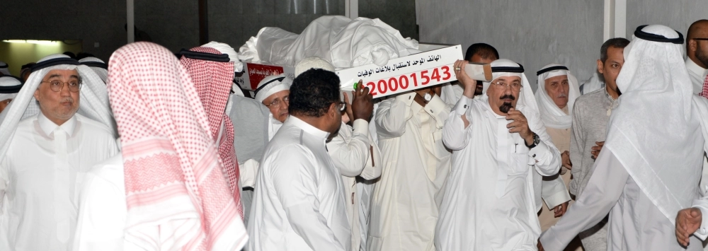 


    جثمان الفقيد محمولا على أكتاف المشيعين
