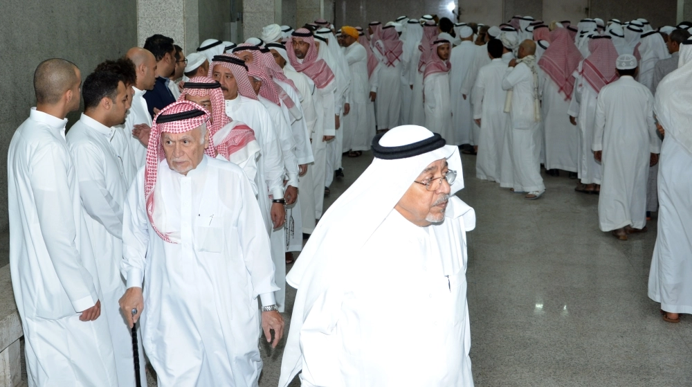 جموع المعزين  يقدمون العزاء و المواساة للفقيد (عبدالمحسن دومان)