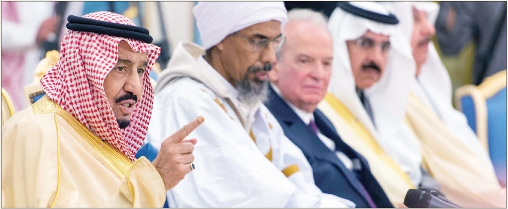 
    خادم الحرمين متحدثا خلال اللقاء في الرياض أمس (واس)