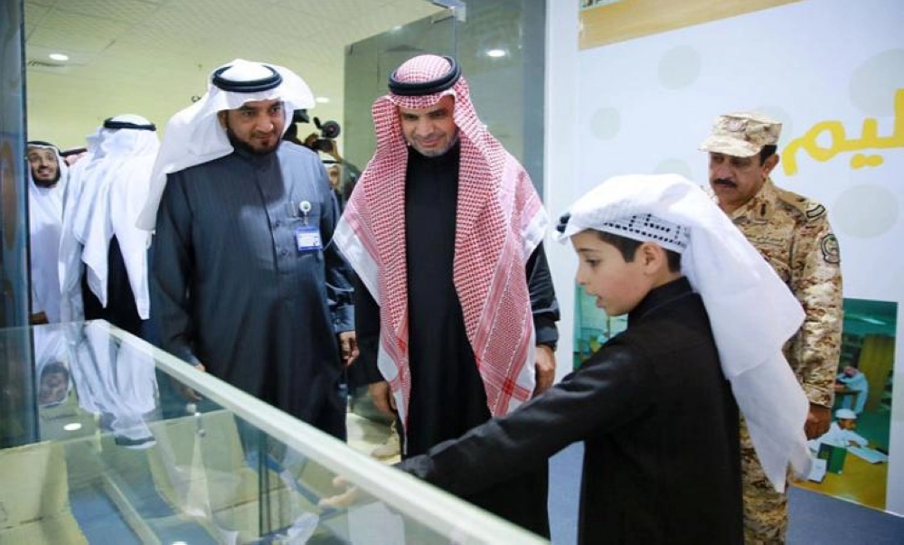 أحمد العيسى يطلع على مجسم في جناح تطوير