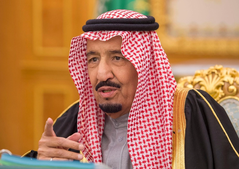 الملك سلمان بن عبدالعزيز مترئسا جلسة المجلس أمس في قصر اليمامة بالرياض (واس)