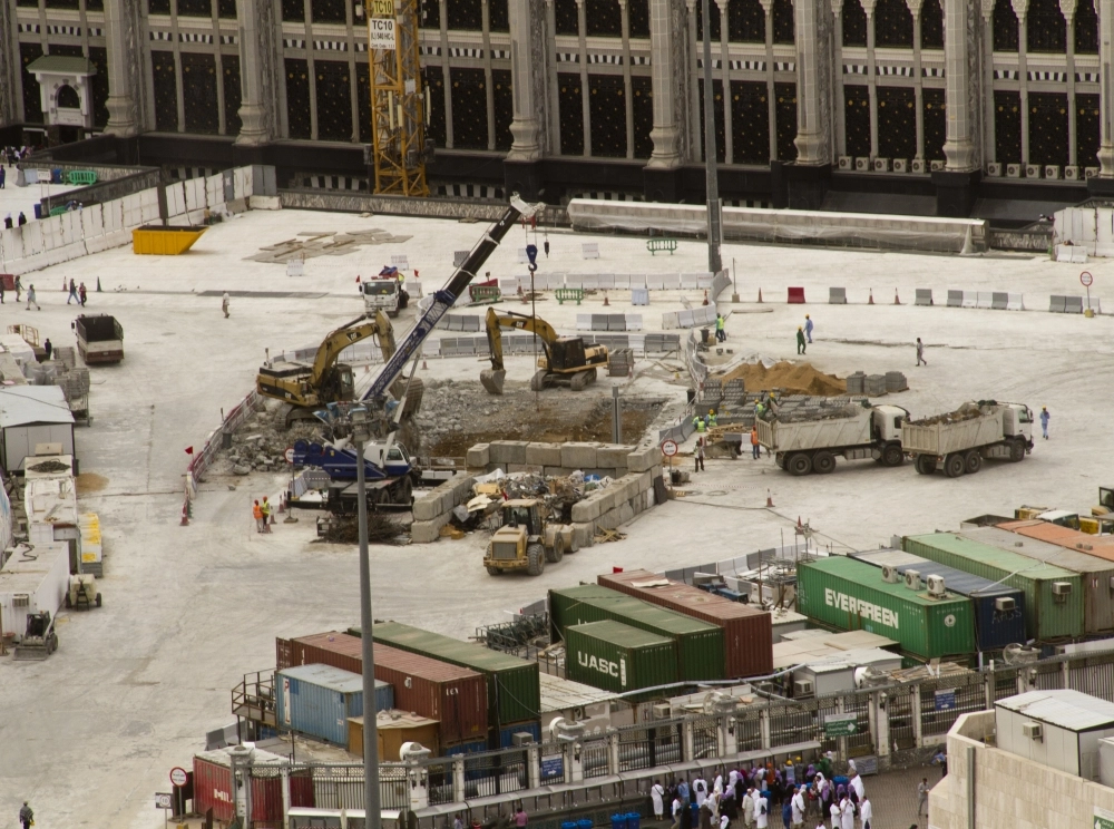 
    من أعمال تسوية مكان رافعة الحرم أمس (أنس الحارثي)
