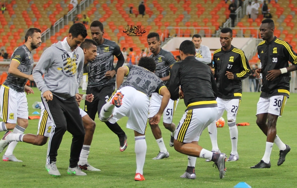 لاعبو الاتحاد يجرون عملية الاحماء قبل مباراة نجران (شبكة الاتحاد)