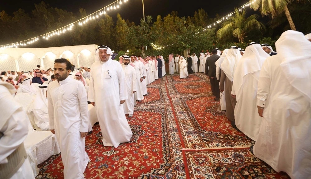 
    المعزون يتقاطرون لتأدية الواجب
