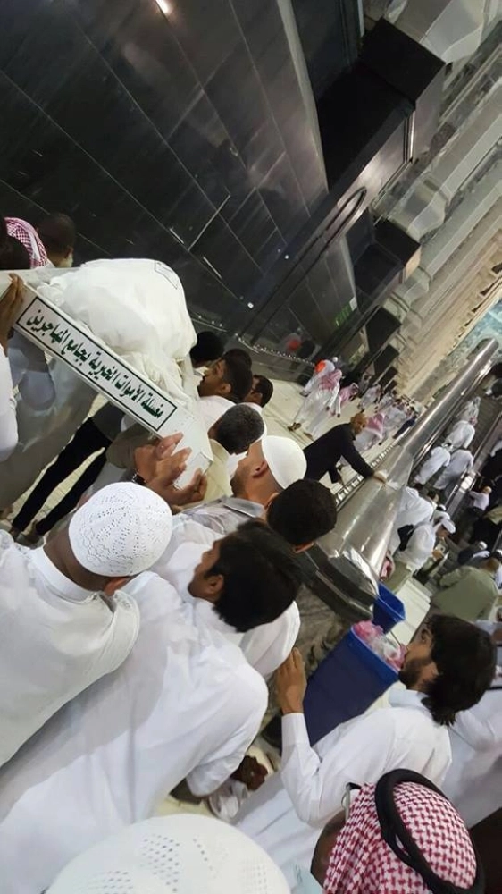 
    جثمان الفقيد على أكتاف المشيعين (مكة)