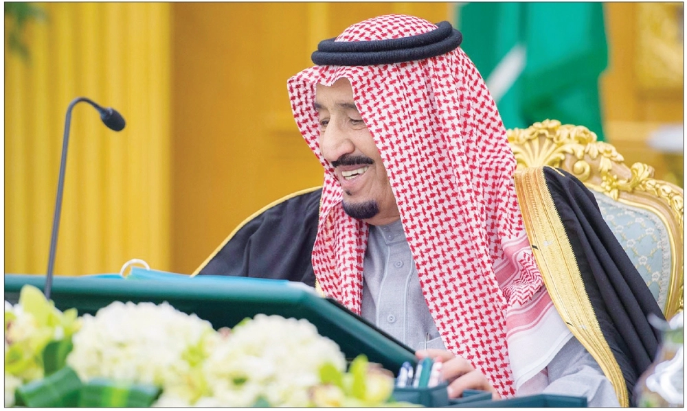 
    الملك سلمان مترئسا جلسة مجلس الوزراء أمس في الرياض (واس)