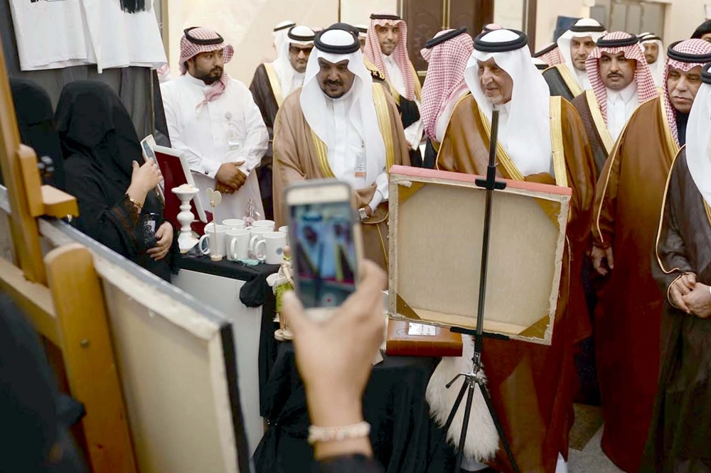 خالد الفيصل خلال تدشين مشاريع بلدة ثول