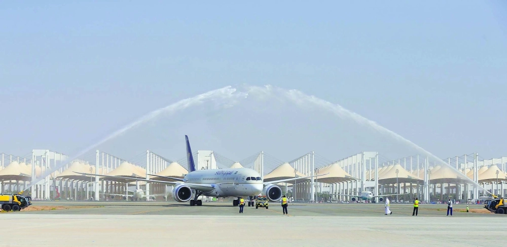 أثناء استقبال إحدى الطائرات الجديدة (مكة)