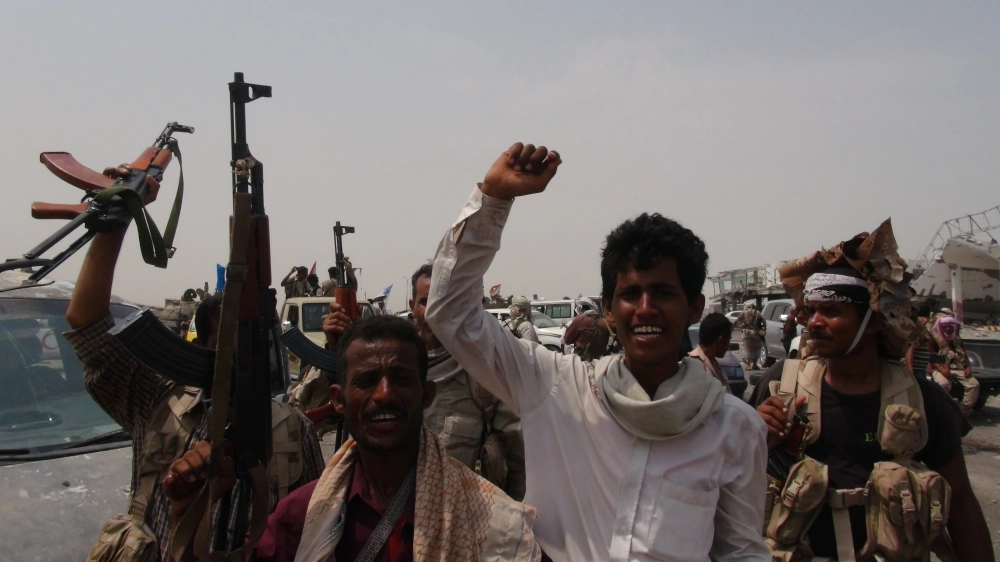 مقاتلون من القوات الشرعية يعبرون عن فرهحم بالانتصارات المتحققة (أديب محمد)