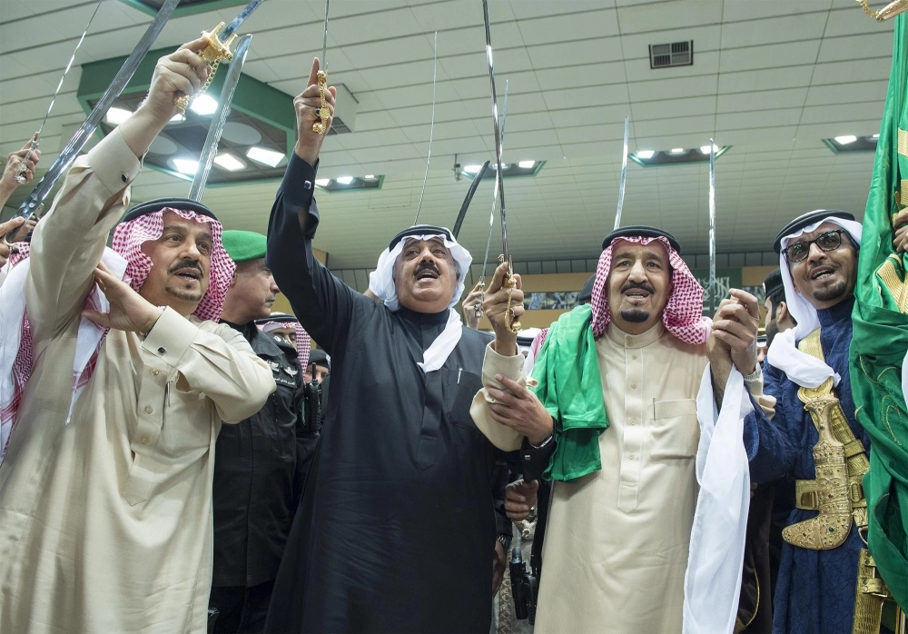 
    الملك سلمان يؤدي العرضة السعودية أمس في الجنادرية (بندر الجلعود)