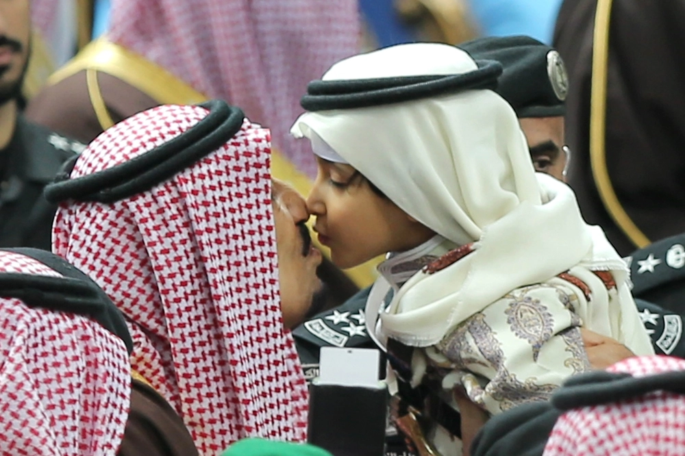 
    .. وخلال تقبيله أحد الأطفال (محمد مشهور)