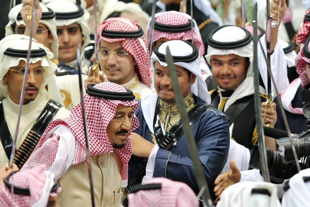 

    خادم الحرمين أثناء العرضة السعودية (محمد مشهور)
