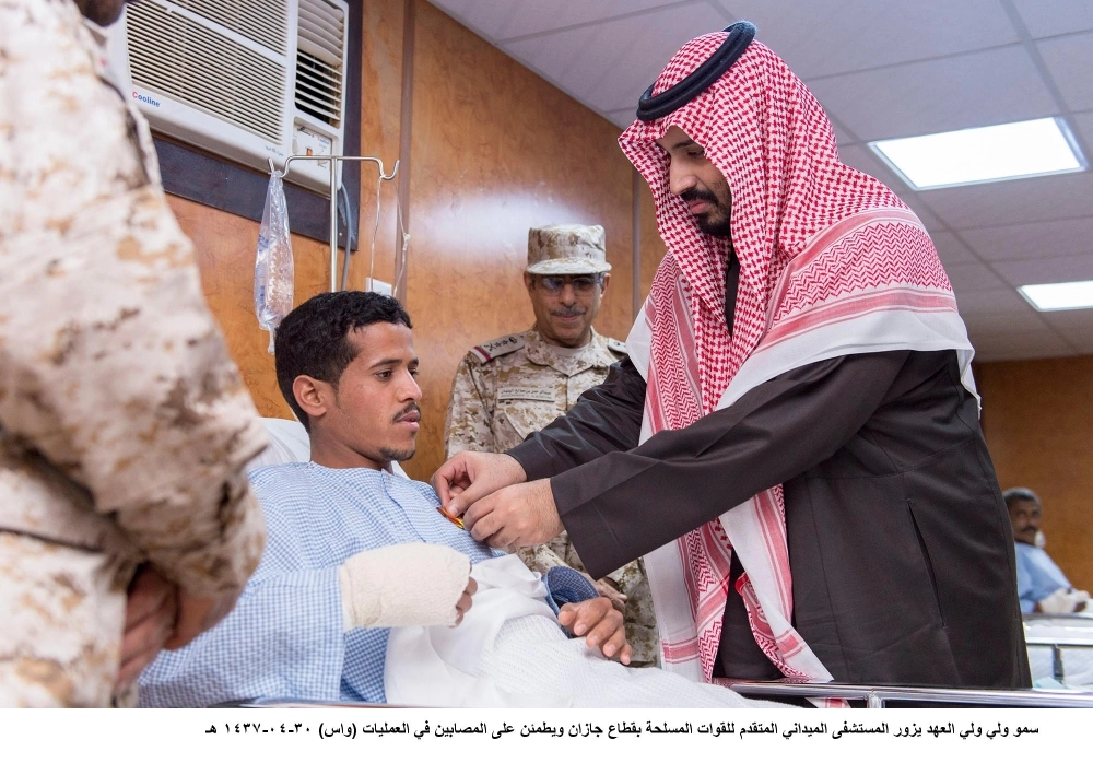 
    ولي ولي العهد لدى زيارته للمصابين وتقليدهم نوطي الشرف والمعركة