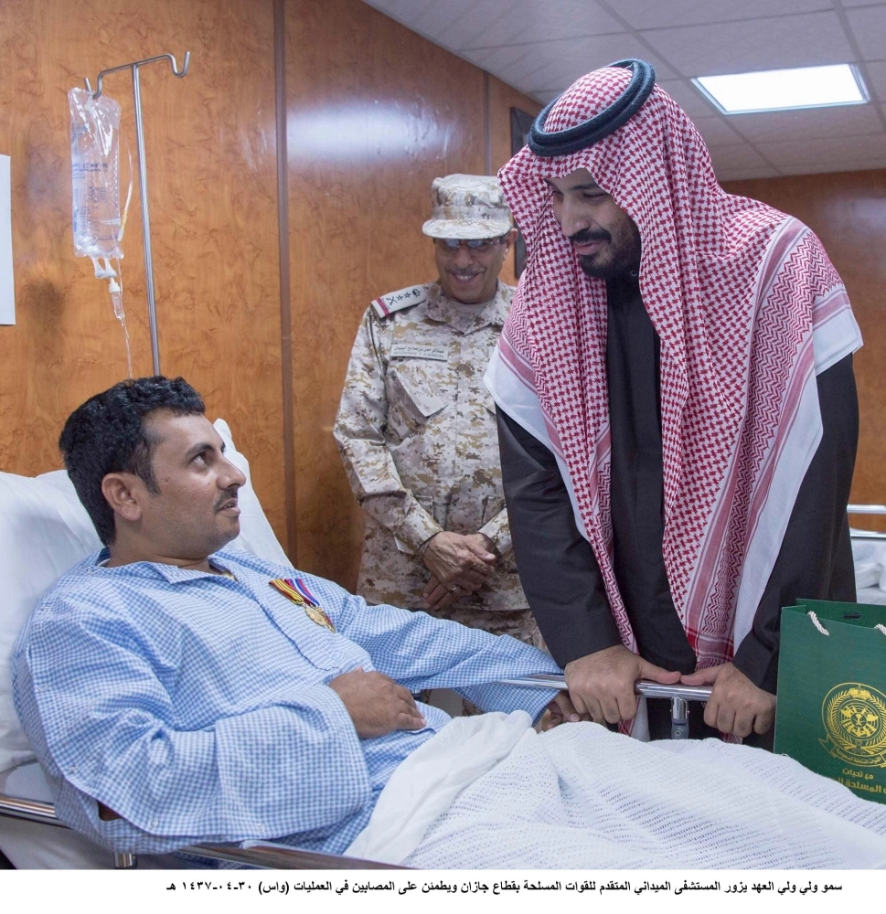
    ولي ولي العهد لدى زيارته للمصابين وتقليدهم نوطي الشرف والمعركة