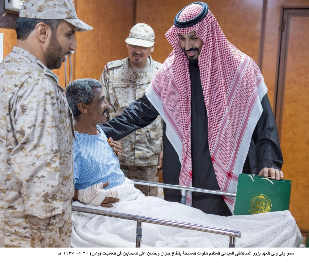 
    ولي ولي العهد لدى زيارته للمصابين وتقليدهم نوطي الشرف والمعركة