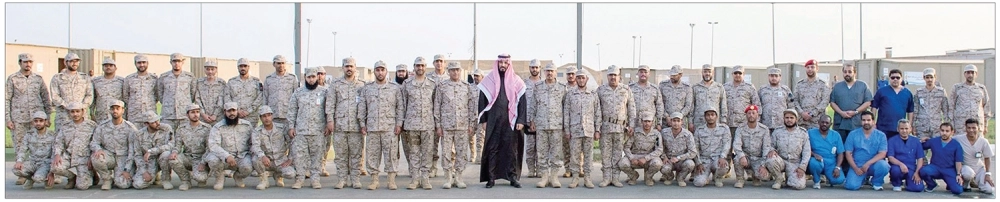 
    الأمير محمد بن سلمان في لقطة تذكارية مع الطاقم الطبي بالمستشفى الميداني المتقدم للقوات المسلحة بقطاع جازان أمس (واس)