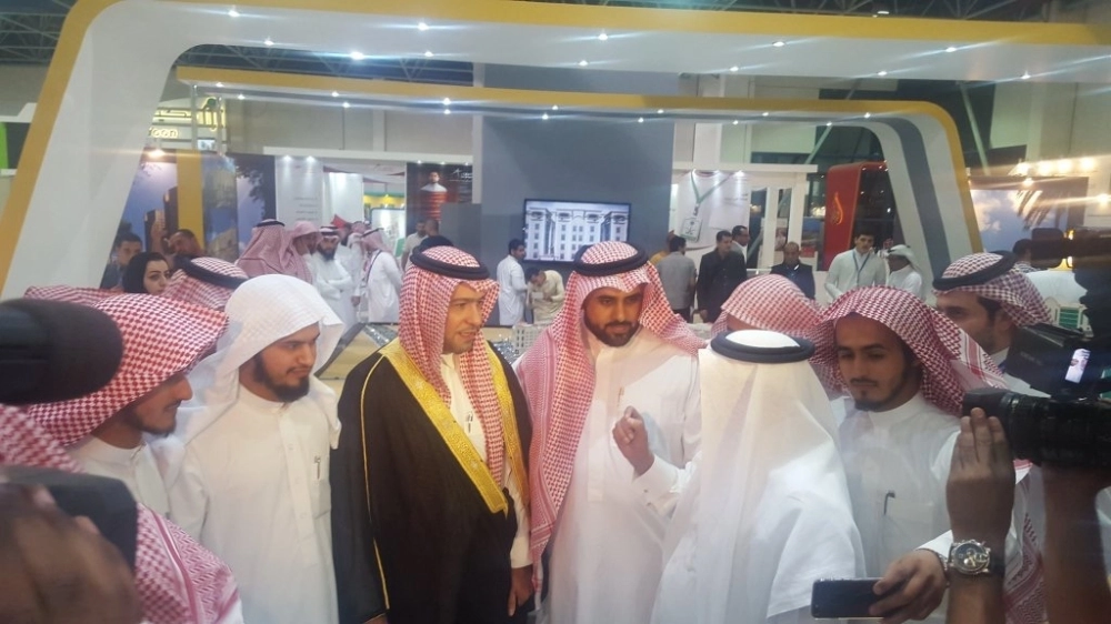 
    .. وخلال جولته بأجنحة المعرض