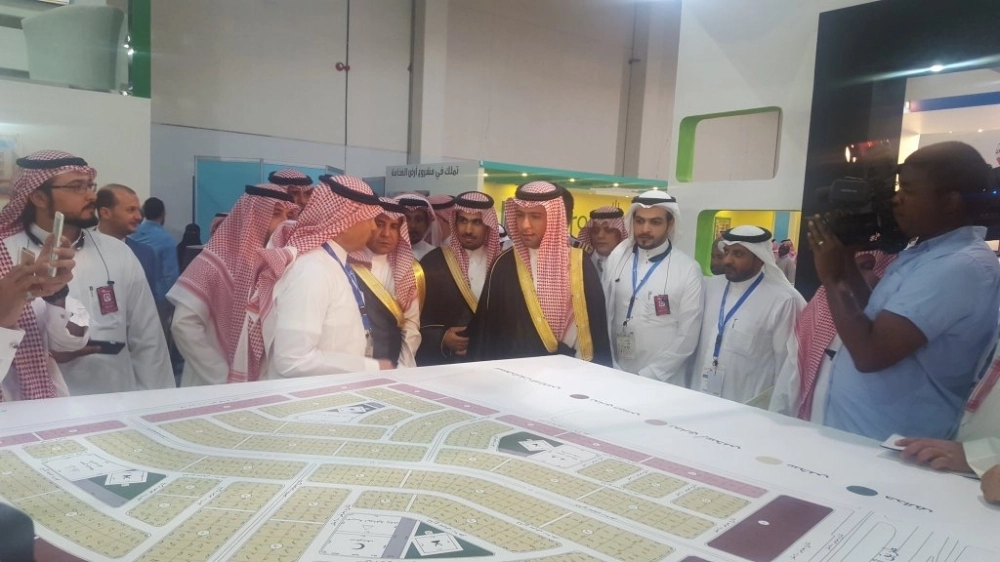 
    .. وخلال جولته بأجنحة المعرض