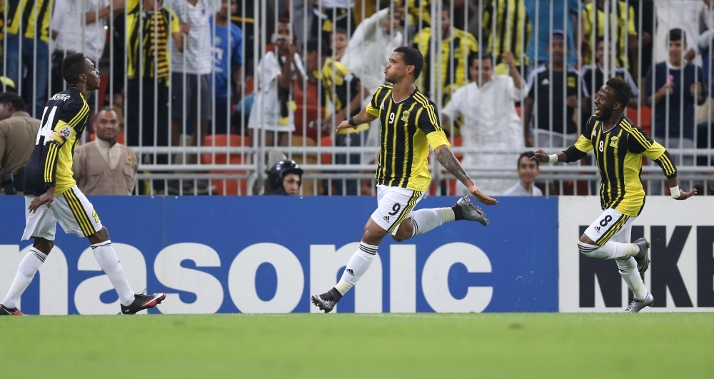 
    ريفاس يحتفل مع مختار فلاتة بهدف التعادل (علي القرني)
