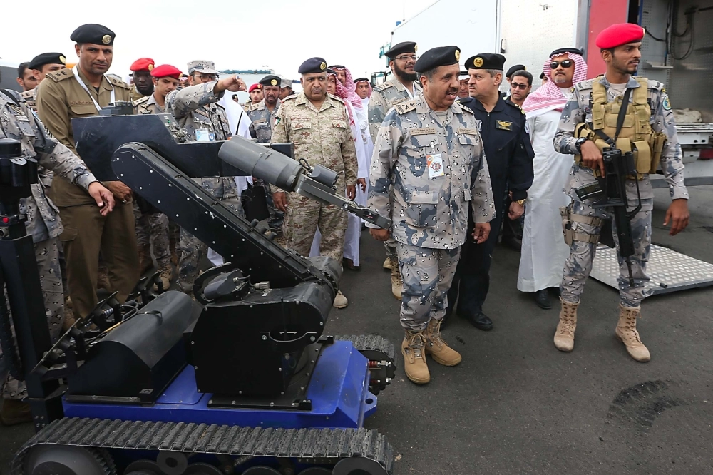 عواد البلوي يطلع على جهاز لإزالة المتفجرات (ثامر الفرج)