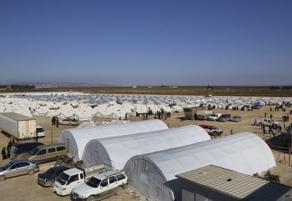 مخيم لإيواء الهاربين من معارك حلب قرب الحدود مع تركيا (أ ب)