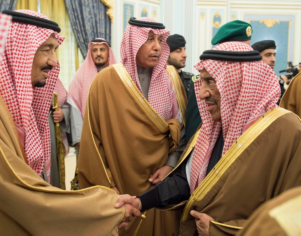 ..ويصافح أحد المواطنين