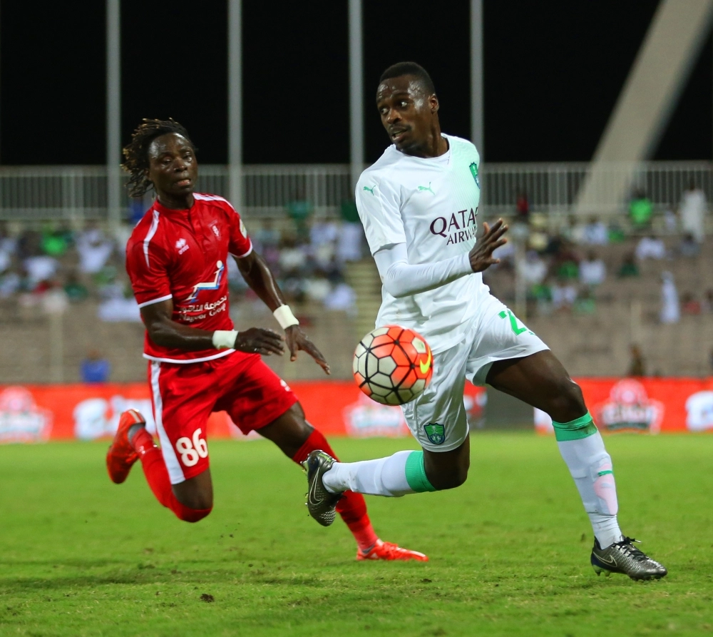 لاعب الاهلي معتز هوساوي ومحترف الوحدة ارنست نفور في سباق على الكرة (ياسر بخش)