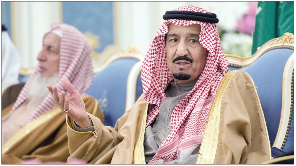 
    خادم الحرمين مستقبلا الأمراء والمفتي والعلماء والمواطنين (واس)