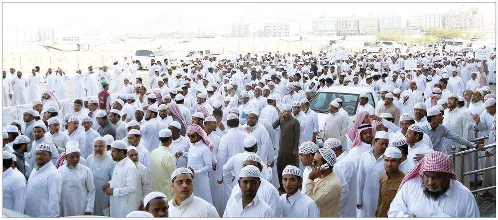 
500 معاملة ينجزها يوميا 9 قضاة و60 موظفا في محكمة الأحوال الشخصية بمكة المكرمة لتصحيح أوضاع الجالية البرماوية، وأوضح مصدر لـ«مكة» أن المدة المحددة لانتهاء إنجاز المعاملات كافة 30 يوما بدأت منذ أسبوعين، وهي قابلة للزيادة.
(أحمد جابر) 