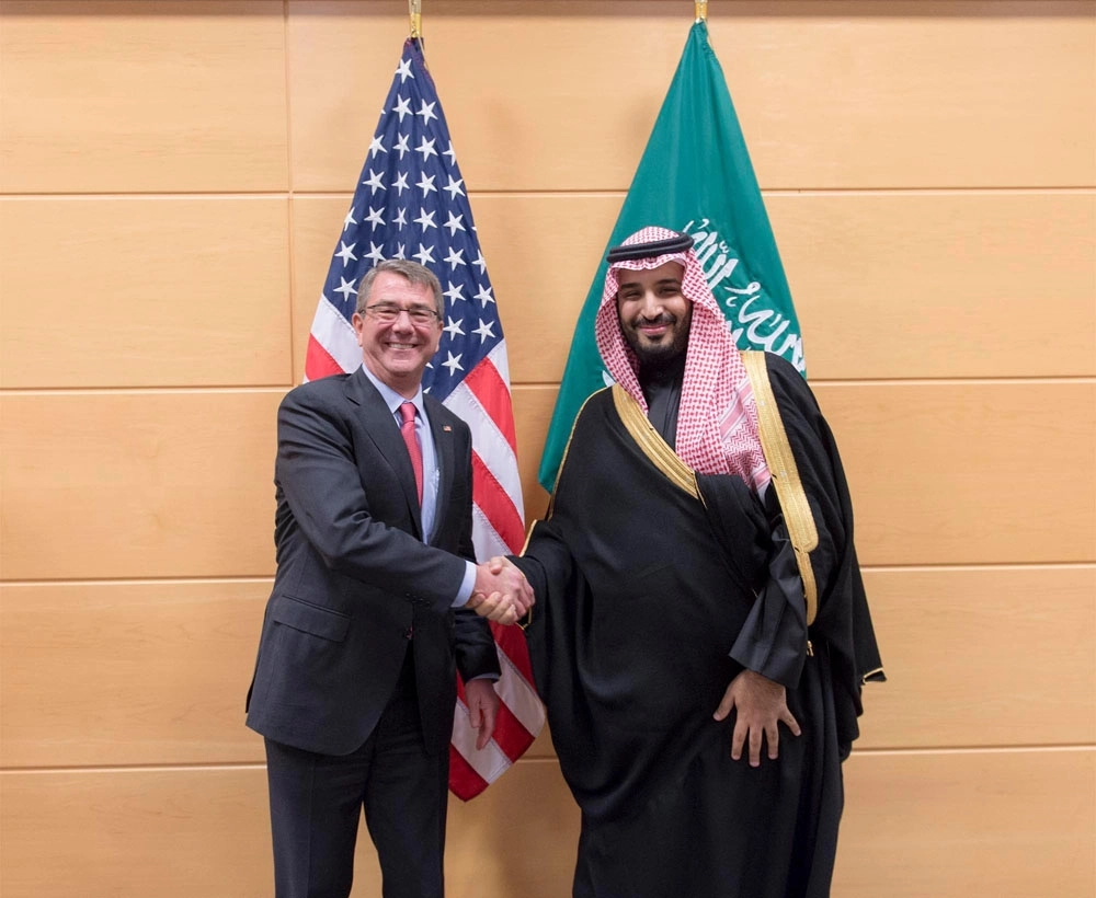 الأمير محمد بن سلمان خلال لقائه وزير الدفاع الأمريكي في بروكسل أمس (واس)