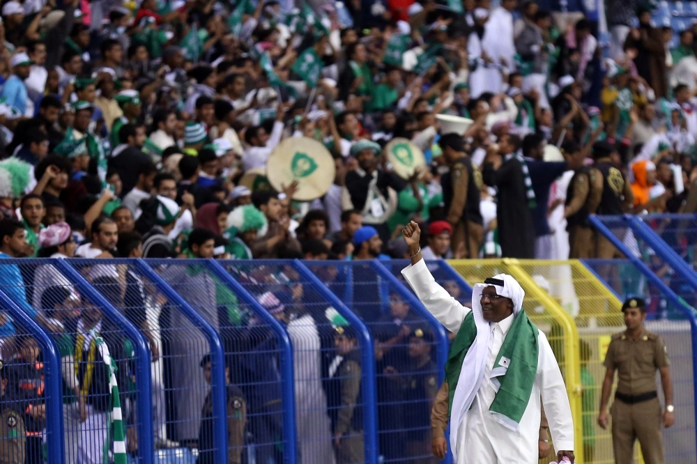 أحمد عيد يحيي الجماهير في مناسبة سابقة للمنتخب السعودي (مكة)