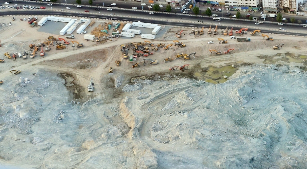 كسارات في أحد المشاريع بجبال مكة (ياسر بخش)