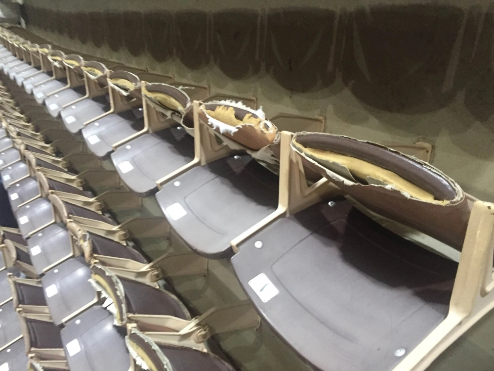 كراسي الدرجة الممتازة مهترئة (مكة)