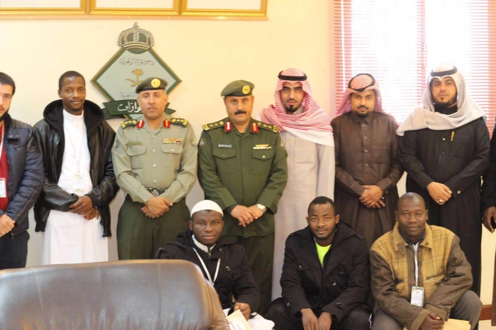 الطلاب خلال زيارة الجوازات  (مكة)