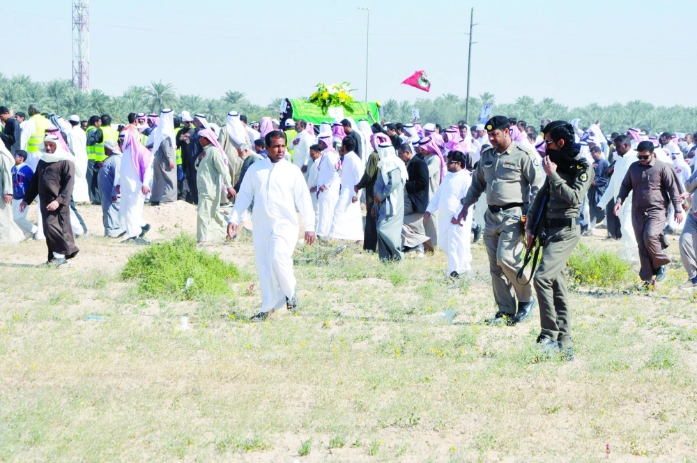 عدد من المشيعين داخل المقبرة                          (مكة)