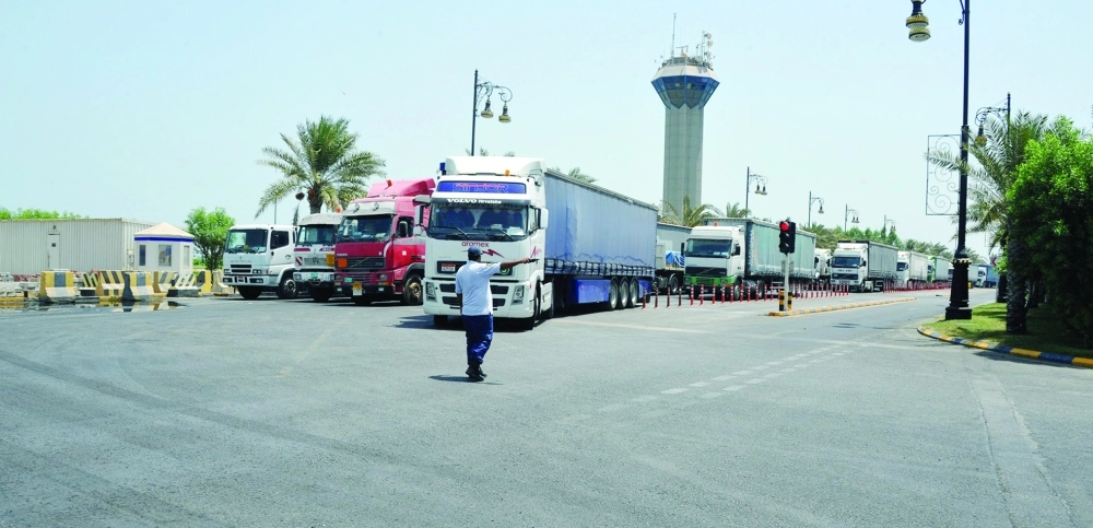 شاحنات على جسر الملك فهد                              (بنا)